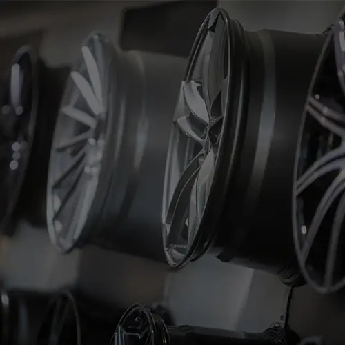 Verschiedene Fahrzeugfelgen in einem Ausstellungsraum.