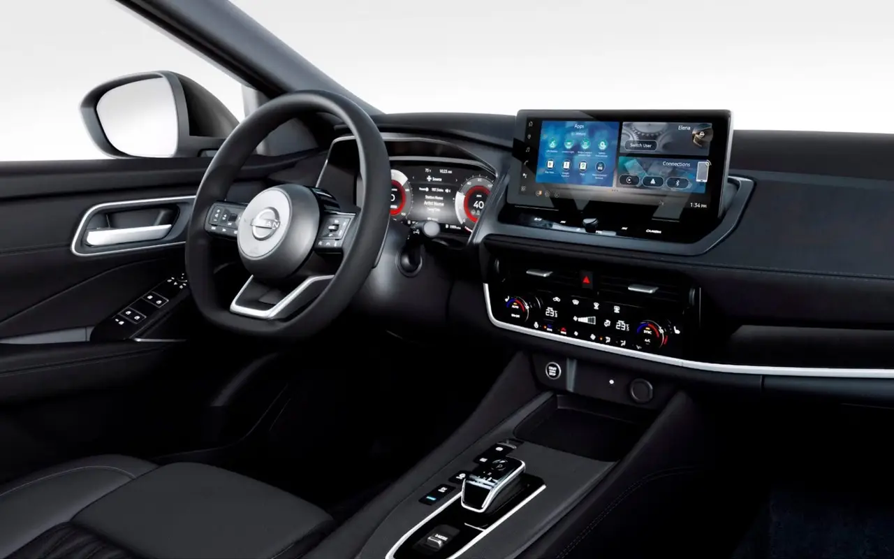 Digitales Cockpit des Nissan Qashqai mit großem Touchscreen und modernen Bedienelementen.