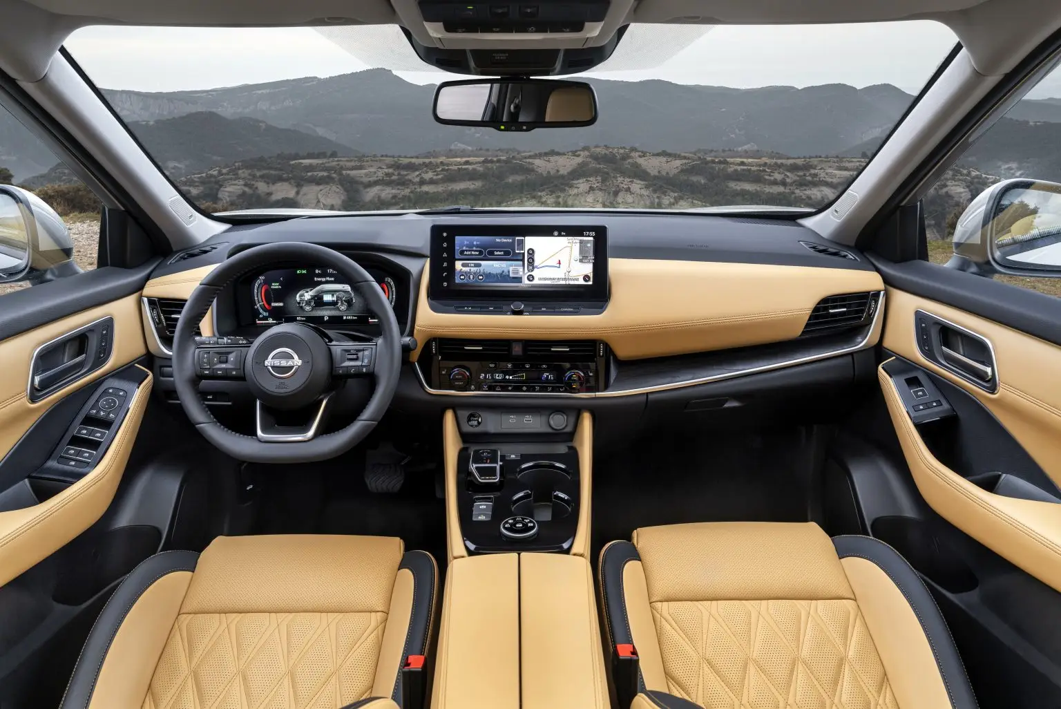 Cockpit eines Nissan X-Trail mit beiger Lederausstattung und großem Infotainment-Bildschirm.