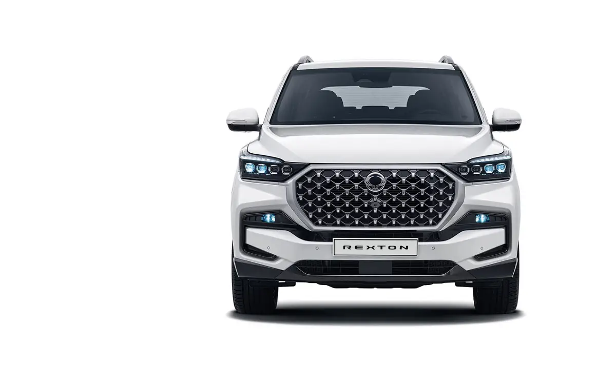 Frontansicht des weißen KGM Rexton SUV mit markantem Kühlergrill und LED-Leuchten