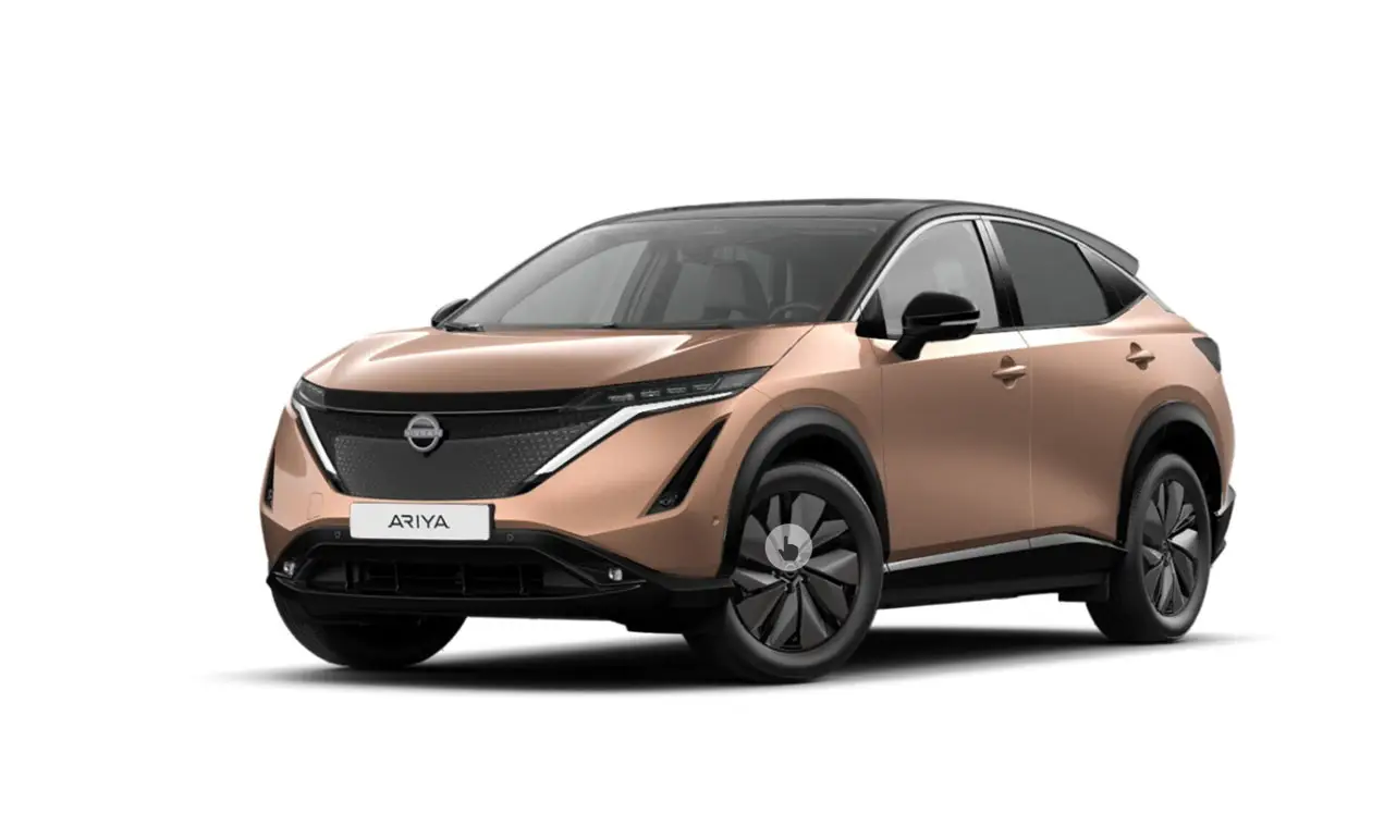 Kupferfarbener Nissan Ariya Elektro-SUV, schräg von vorne auf weißem Hintergrund