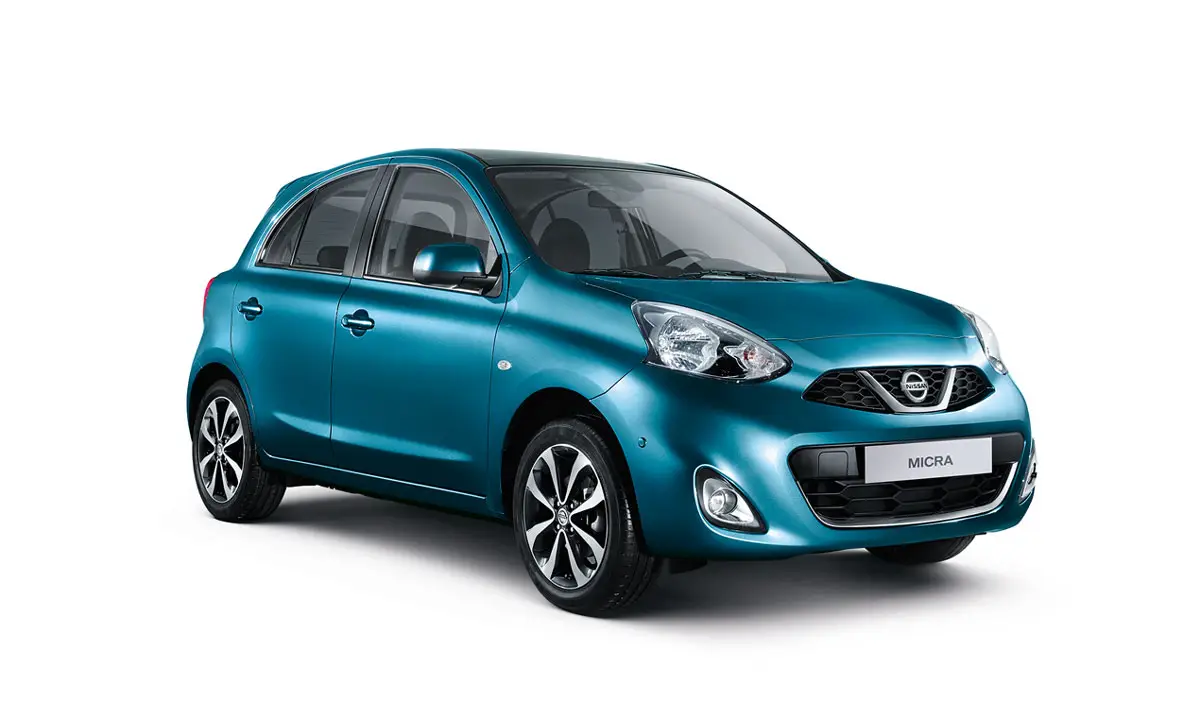 Türkisfarbener Nissan Micra als Fünftürer, Ansicht von schräg vorne vor weißem Hintergrund