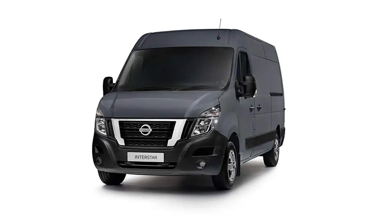 Nissan Interstar – großer grauer Transporter mit markanter Frontansicht für den gewerblichen Einsatz.
