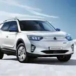 Frontansicht eines weißen Korando e-Motion auf der Straße.