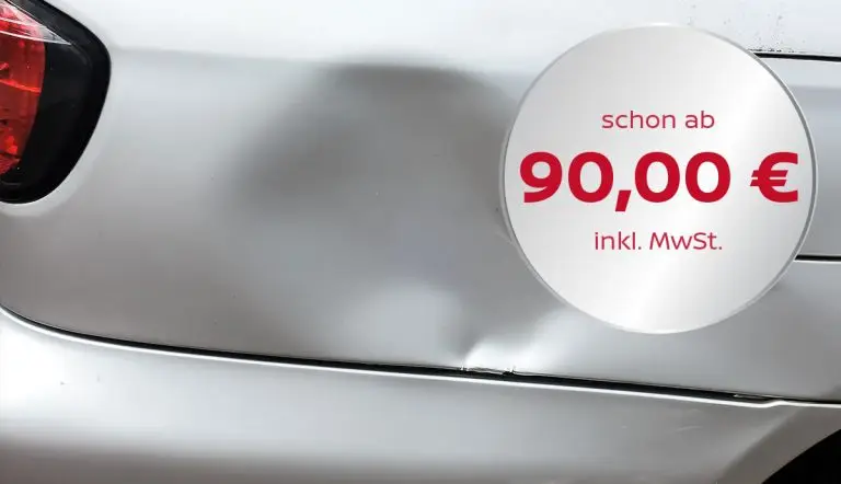 Kleine Beule am Heck eines Fahrzeugs.