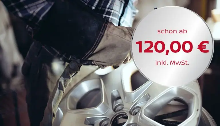 Nahaufnahme einer beschädigten Autofelge mit sichtbaren Kratzern und Schrammen.