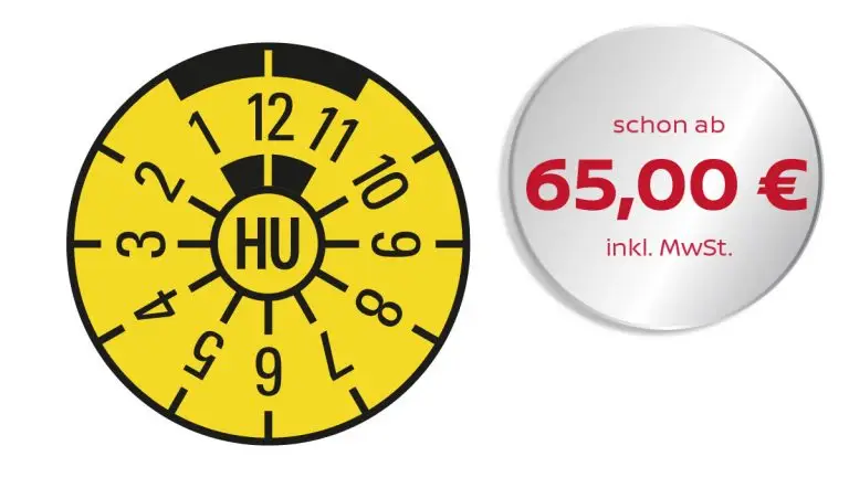 Nahaufnahme einer Prüfplakette auf einem Fahrzeugschild.