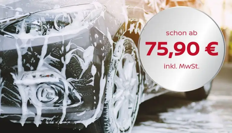 Eingeschäumtes Auto steht in der Autowaschanlage.