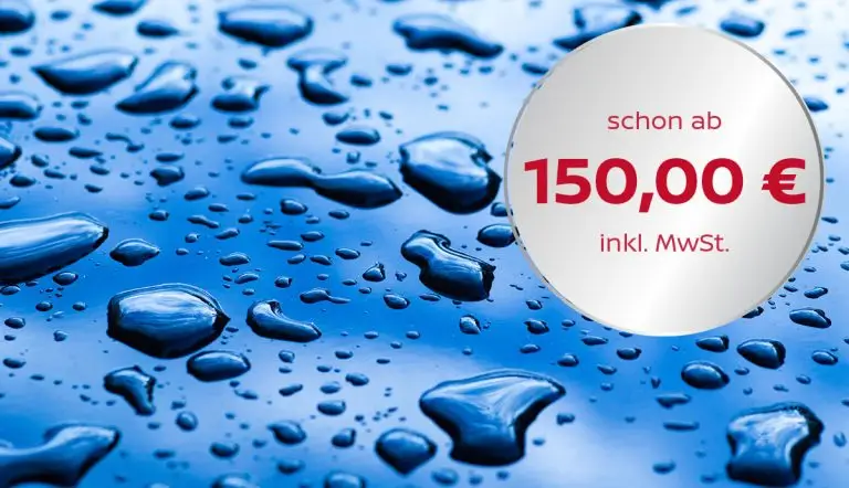 Wasserperlen auf einer blauen, konservierten Lackoberfläche.