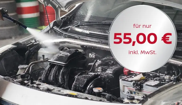 Ein Motorraum wird mit einem Hochdruckstrahl gereinigt.