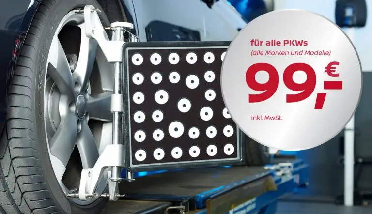 Ein Fahrzeug wird in einer Werkstatt mit moderner Technik zur Achsvermessung geprüft.