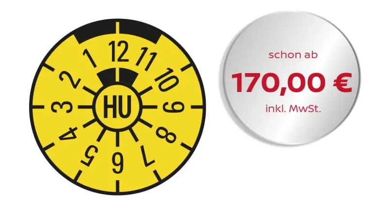 Nahaufnahme einer Prüfplakette auf einem Fahrzeugschild.