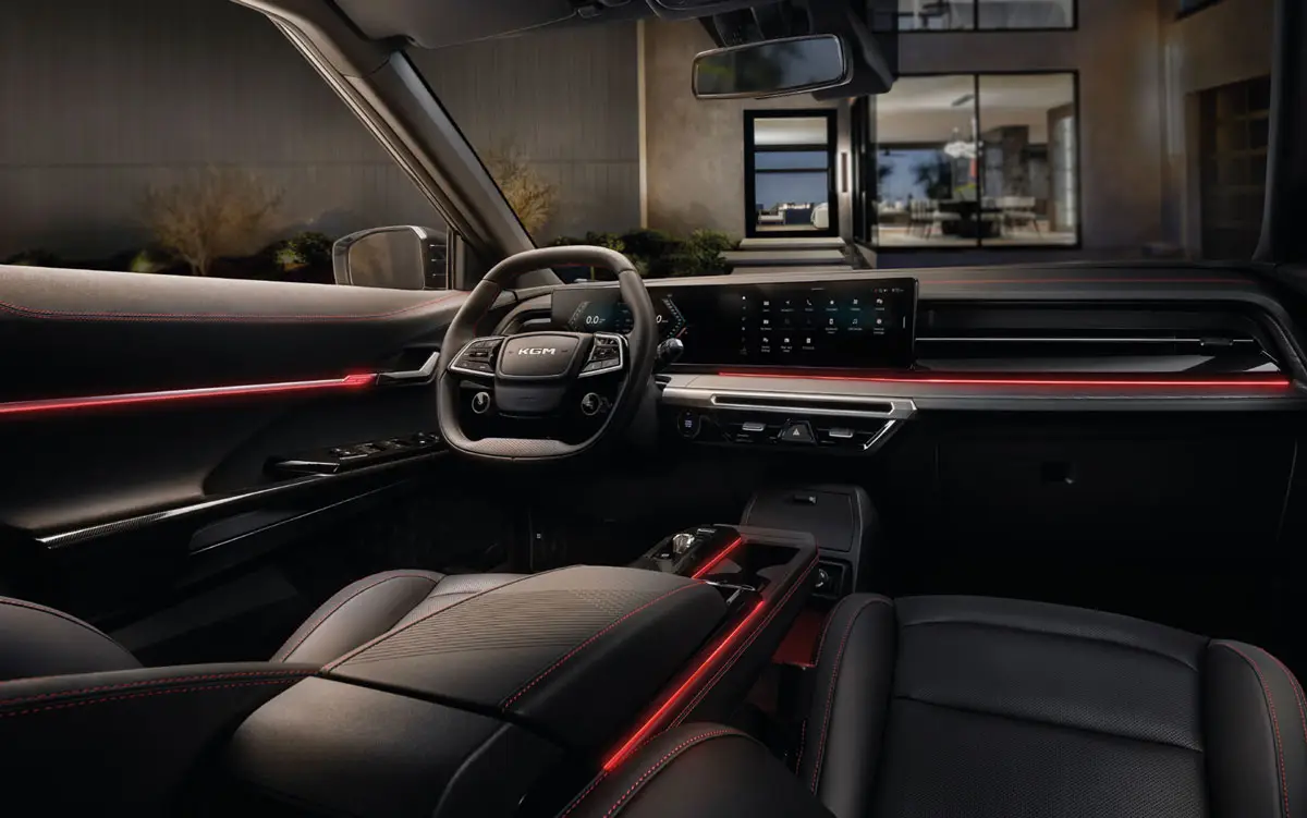 Modern gestalteter Innenraum des KGM Actyon mit Ambientebeleuchtung und großem Display.